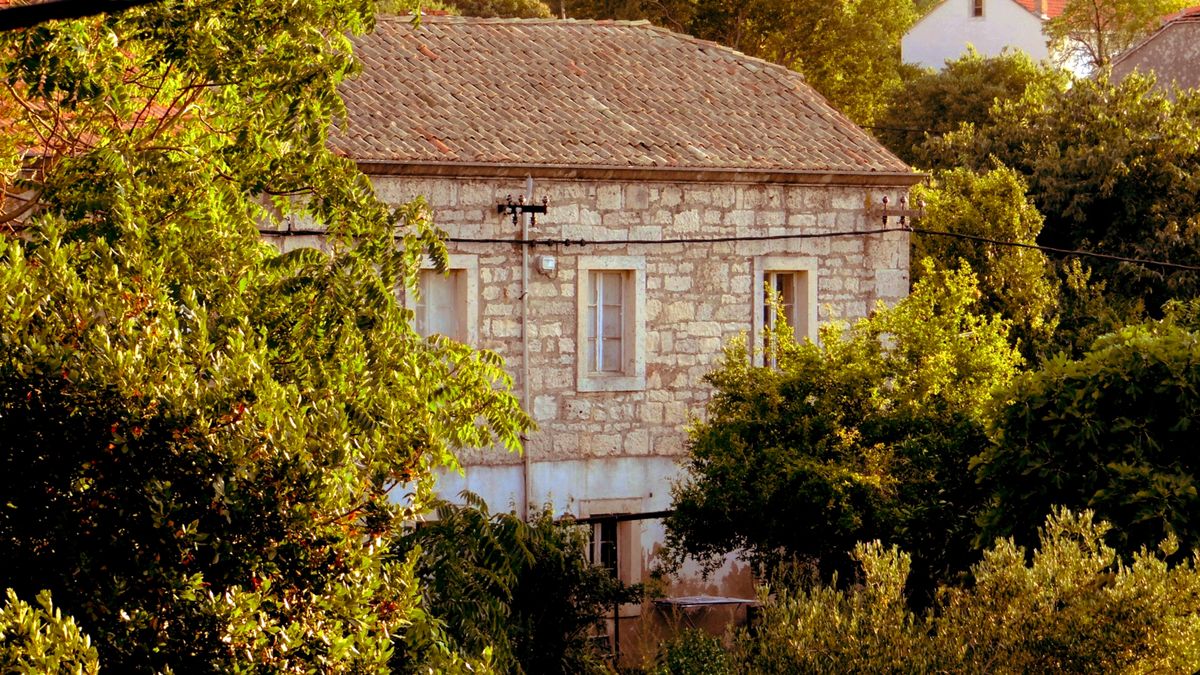 Kamena kuća na Hvaru blizu polja